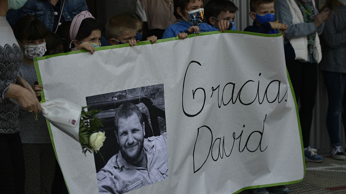 أطفال يحملون لافتات عليها صورة المراسل الصحفي ديفيد بيريين الذي قتل في بوركينافاسو في 27 نيسان/أبريل أثناء تأدية عمله برفقة المصور روبرتو فرايلي. أرتاجونا ، شمال إسبانيا