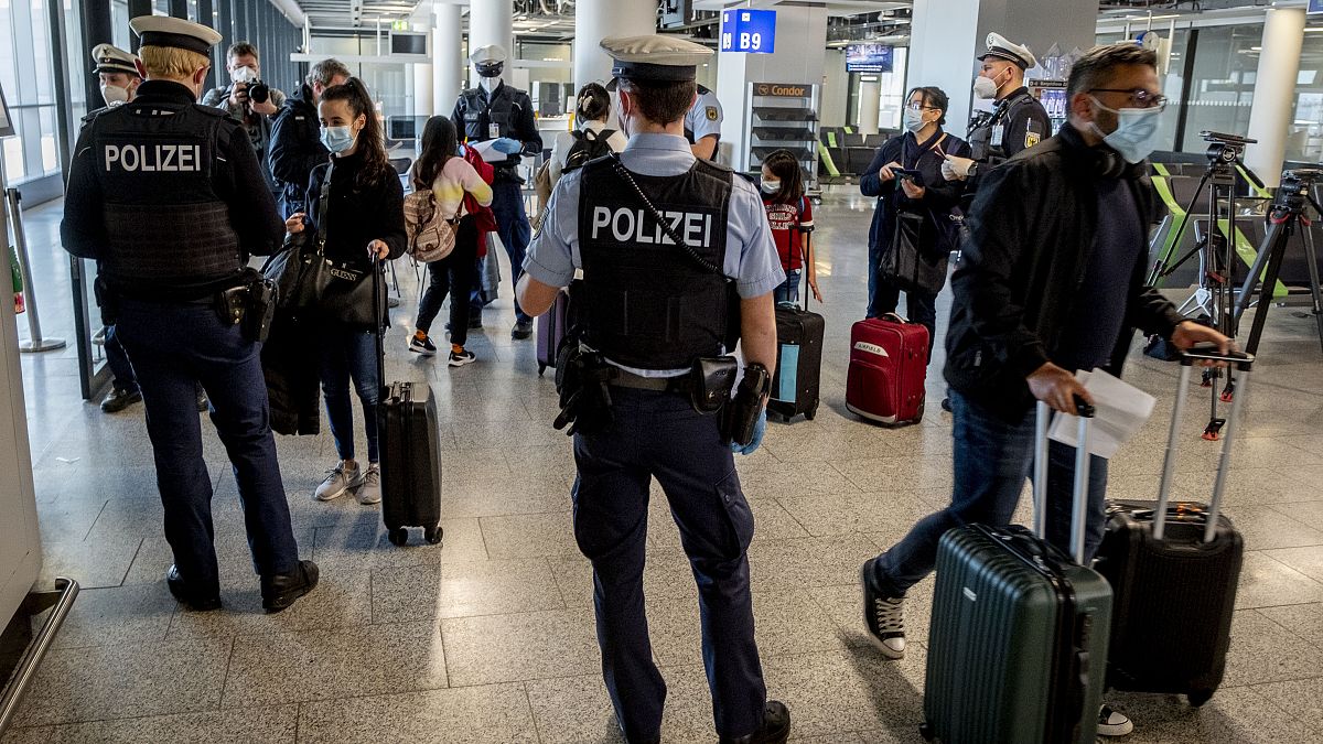 Bruxelas quer aliviar restrições a viagens não essenciais
