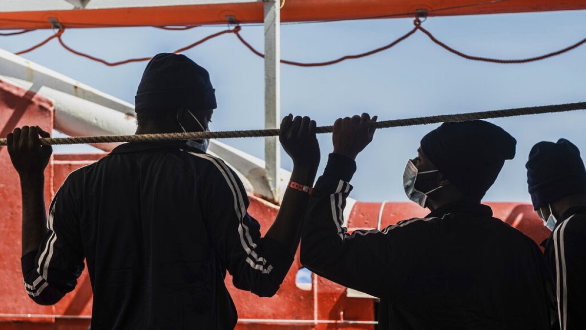 Európába érkező, a Földközi tengerből kimentett férfiak