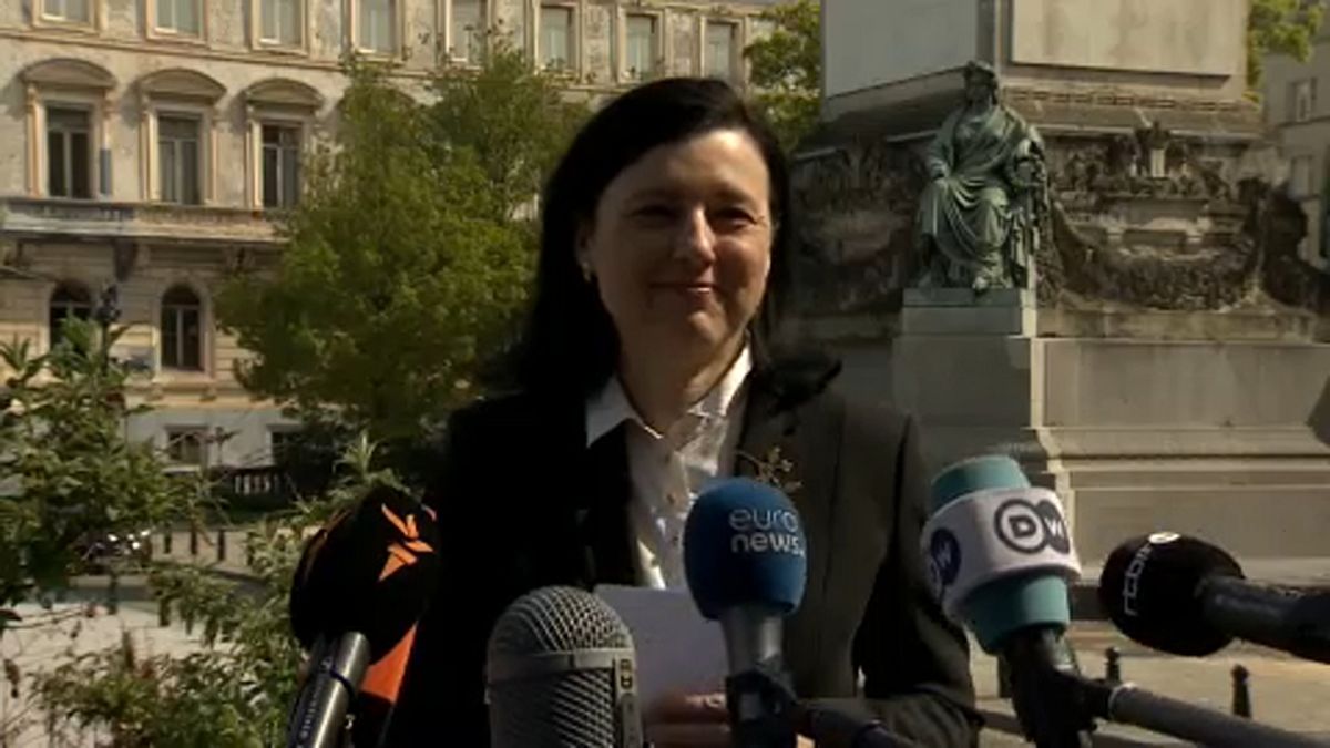 Vera Jourova sajtótájékoztatót tart Brüsszelben