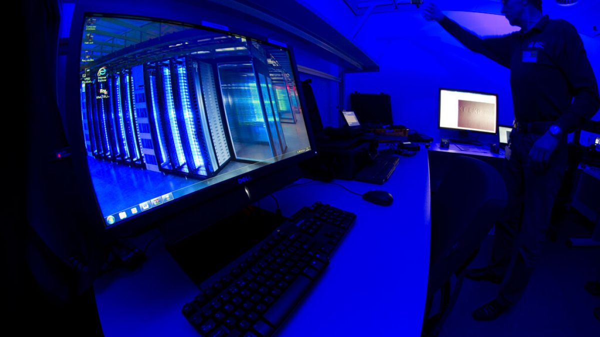 A kiberbűnözés elleni központ egyik munkatársa, a kiberbűnözés elleni központban az Europol központjában, Hágában, Hollandiában. 
