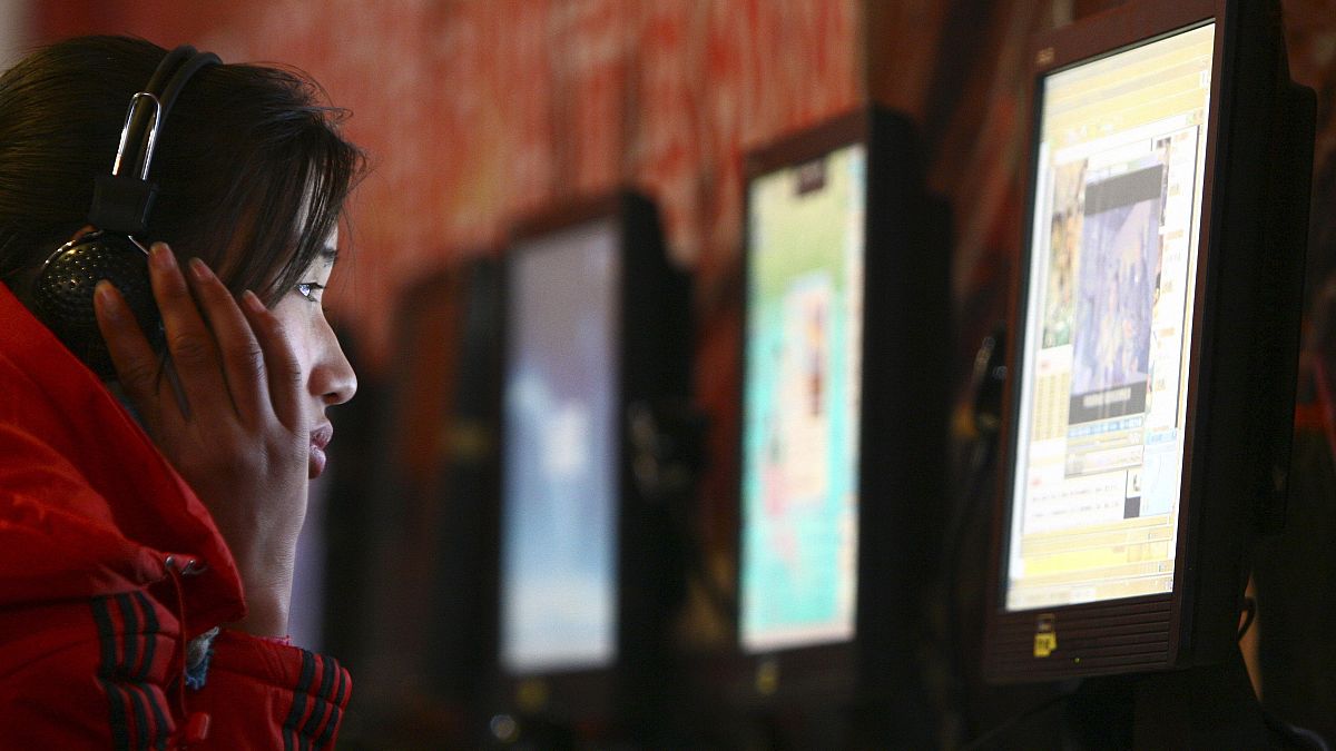 امرأة تستخدم حاسوبا في مقهى للانترنت في محافظة أنهوي في الصين. 2019/01/13