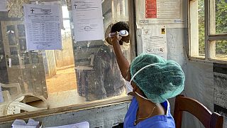 Un médecin vérifie la température d'une personne infectée par le virus Ebola à l'hôpital de Butembo en République Démocratique du Congo