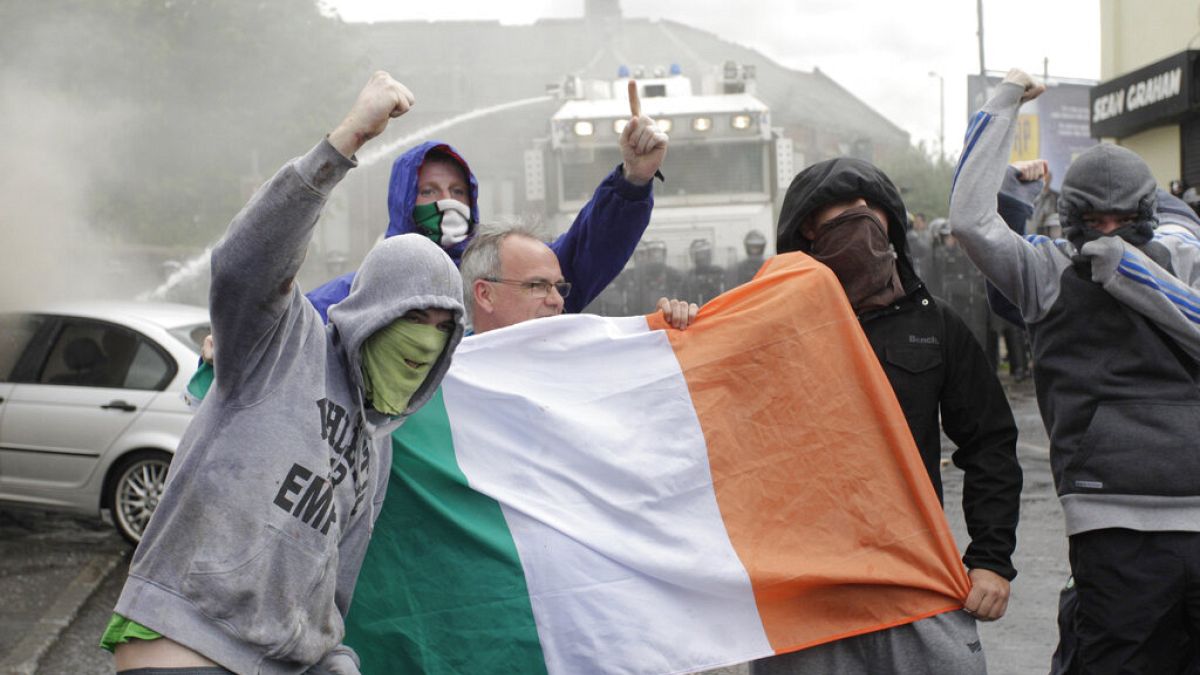 Felkelők Belfastban az ír zászlóval 2012-ben (illusztráció)