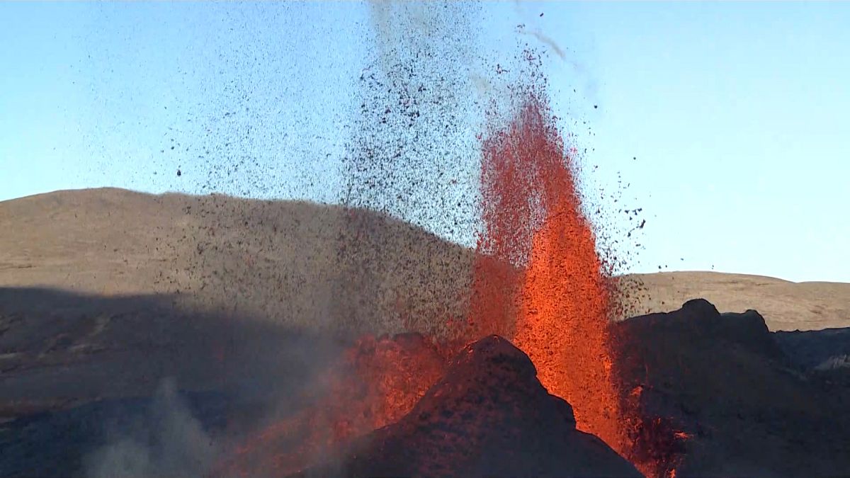 فيديو: بركان فاغرادالسفيال الآيسلندي يثور مجدداً ويطلق الحمم إلى السماء  