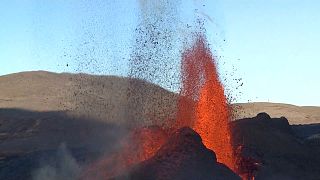 فيديو: بركان فاغرادالسفيال الآيسلندي يثور مجدداً ويطلق الحمم إلى السماء
