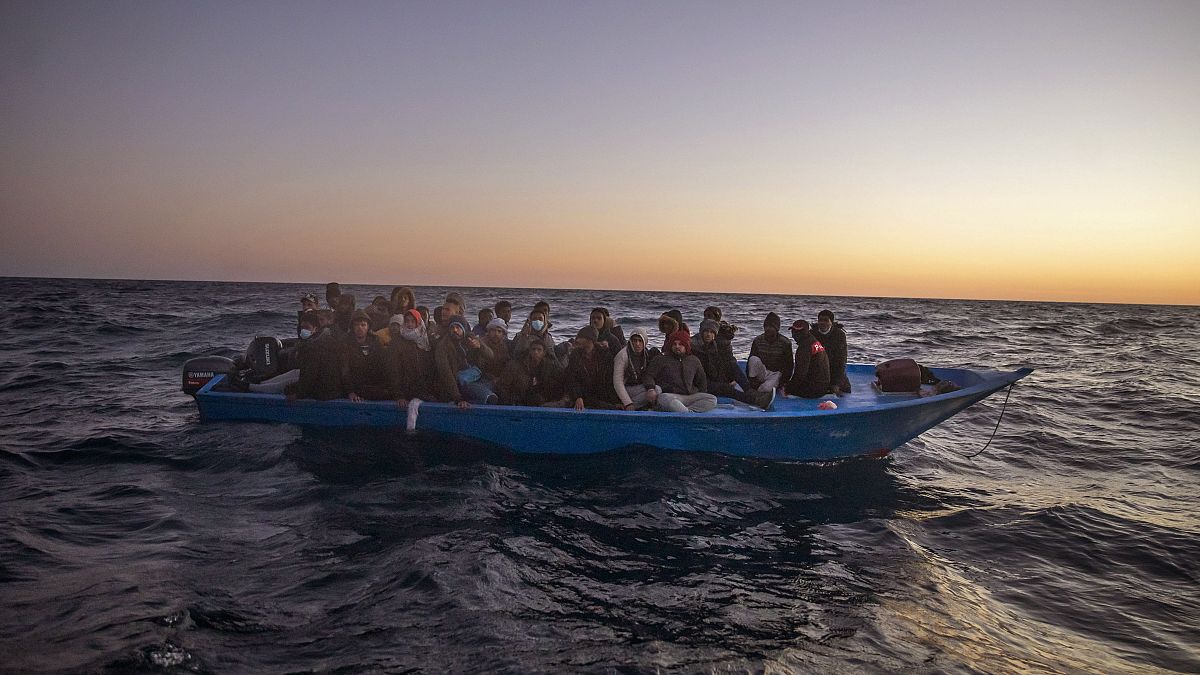 مهاجرون أفارقة ينتظرون المساعدة في عرض البحر المتوسط على بعد نحو 122 ميلا من السواحل الليبية. 2021/02/12