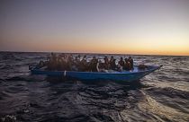 مهاجرون أفارقة ينتظرون المساعدة في عرض البحر المتوسط على بعد نحو 122 ميلا من السواحل الليبية. 2021/02/12