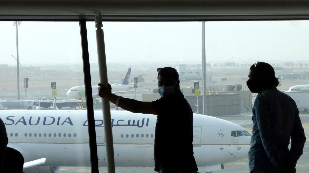 فرودگاهی در عربستان سعودی و مسافران منتظر