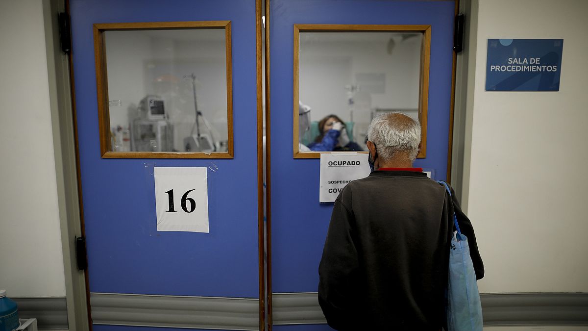 أرجنتيني بانتظار زوجته أمام باب غرفة العمليات في العاصمة بوينس آيرس