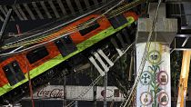 Il vagone della linea 12 della metro di Città del Messico sospeso nel vuoto per il crollo di un ponte
