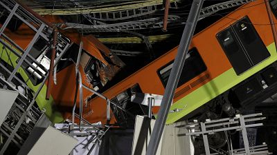 Összetört metrókocsik a mexikóvárosi 12-es vonalon történt baleset után 2021. május 4-én