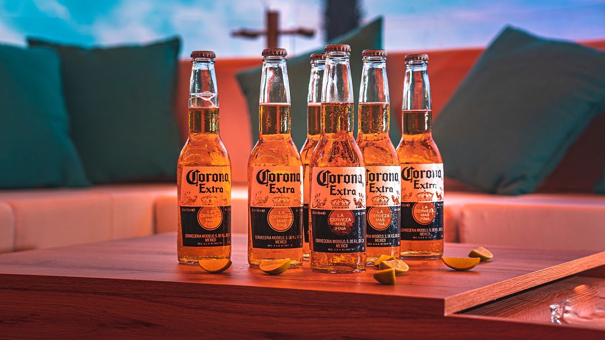 Бутылки пива "Corona".