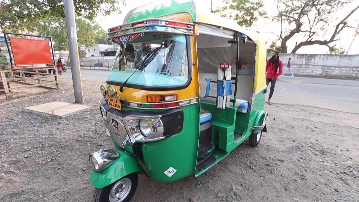 دراجة ثلاثية - توك توك - مخصصة لتزويد المصابين بكوفيد-19 بالأوكسجين في الهند