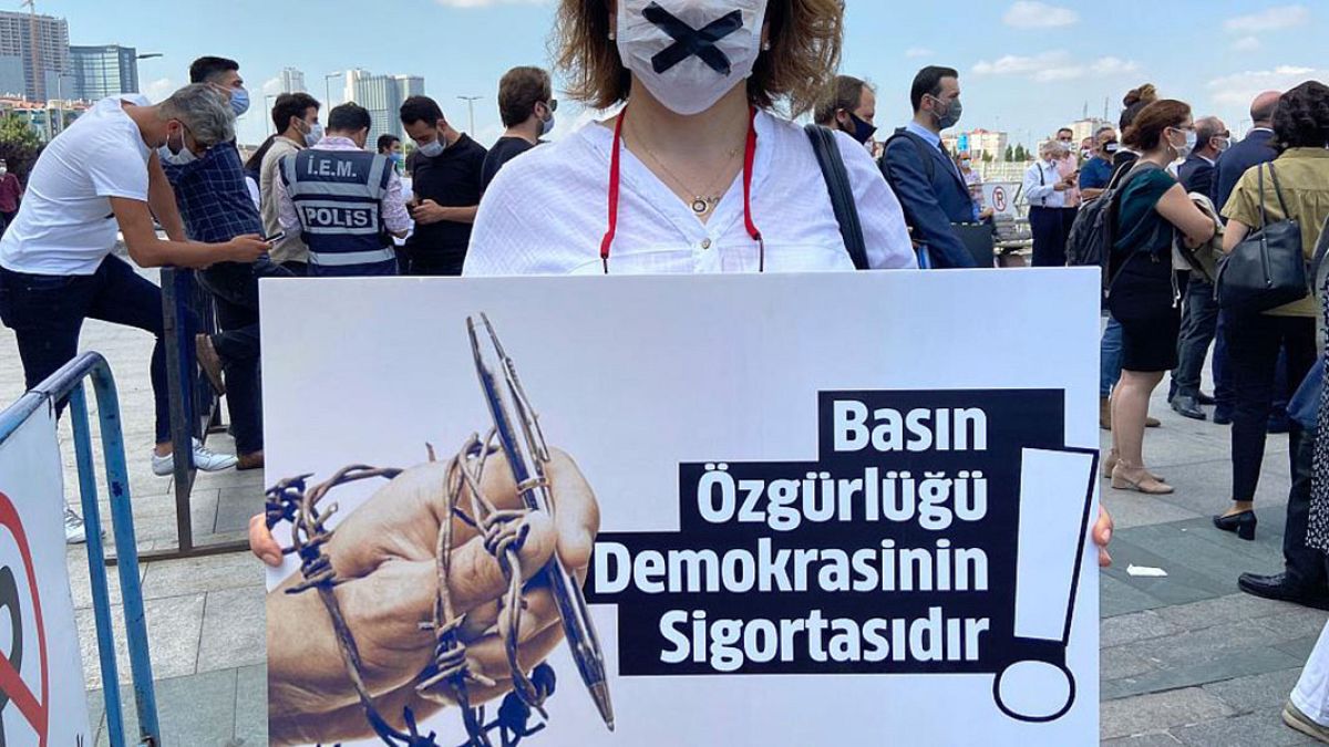 Press in Arrest, izlediği, belgelediği ve raporladığı gazeteci yargılamaları hakkında 'Türkiye’de Gazeteci Yargılamalarının Anatomisi'  raporu yayımladı.
