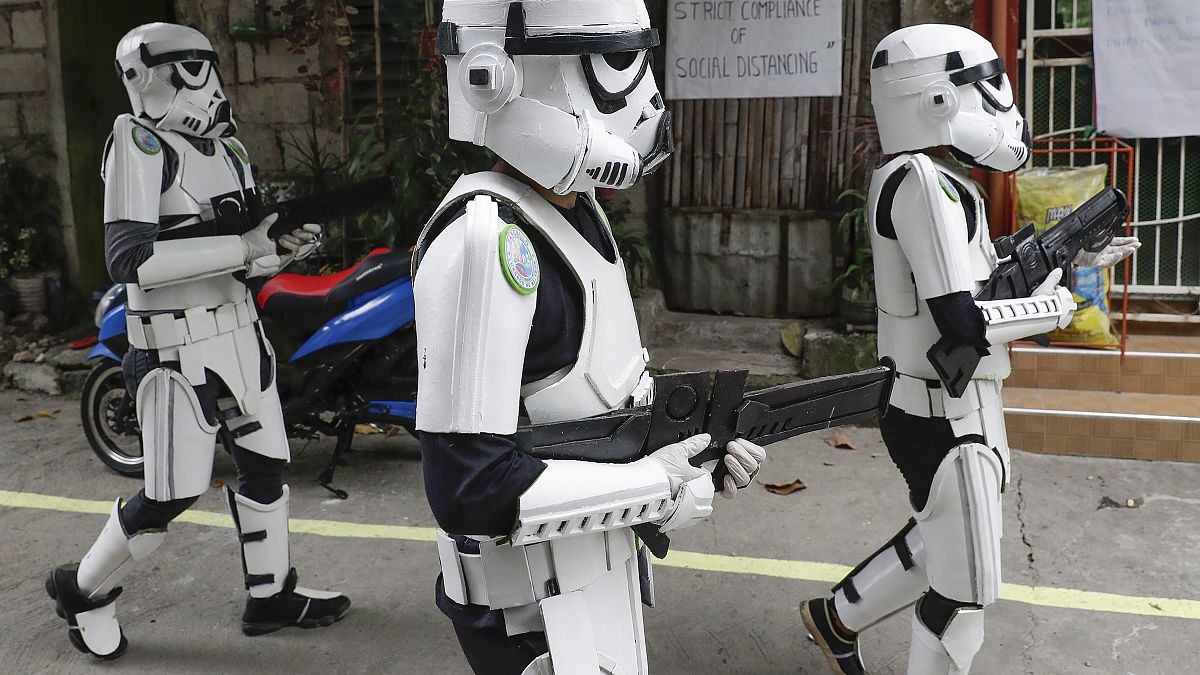 30 aprile 2020: giovani in costume da Star Wars sfilano in una strada di Malabon, Metro Manila (Filippine,) per intrattenere i residenti 