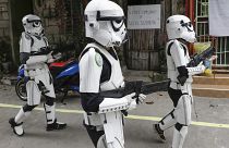 30 aprile 2020: giovani in costume da Star Wars sfilano in una strada di Malabon, Metro Manila (Filippine,) per intrattenere i residenti