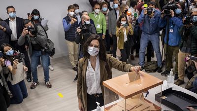 Isabel Diaz Ayuso dà il suo voto durante le elezioni regionali a Madrid, Spagna, martedì 4 maggio 2021