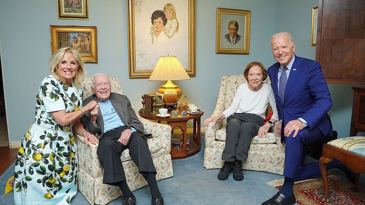 Foto oficial de la visita de los Biden a los Carter