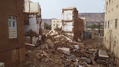 انهيار مبان في حضرموت باليمن إثر أمطار غزيرة تسببت في سيول وفيضانات
