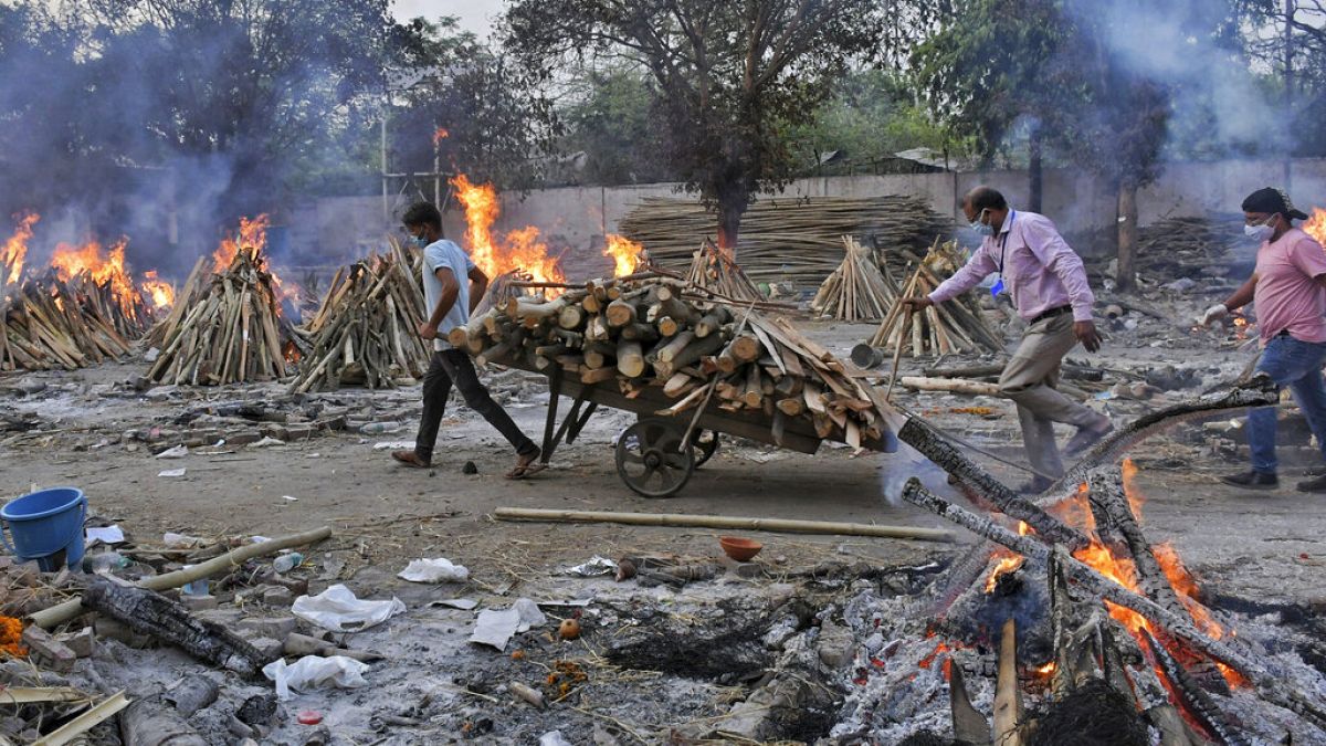 Halottégető munkások egy indiai krematóriumban