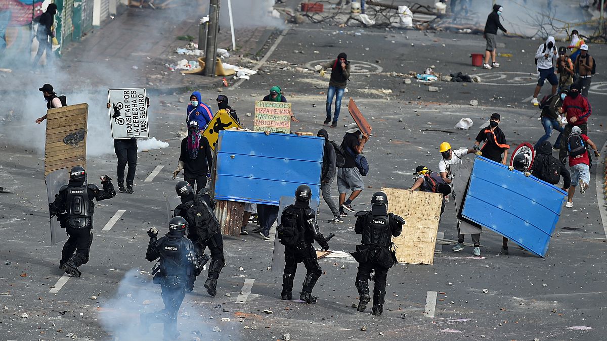 اشتباكات بين المتظاهرين وشرطة مكافحة الشغب في كالي، كولومبيا 