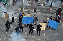 اشتباكات بين المتظاهرين وشرطة مكافحة الشغب في كالي، كولومبيا 
