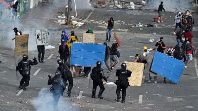 اشتباكات بين المتظاهرين وشرطة مكافحة الشغب في كالي، كولومبيا