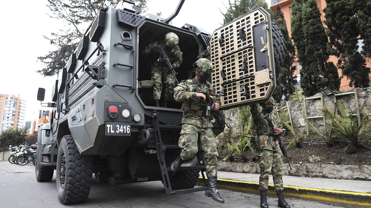 Militares descienden armados de un vehículo en Bogotá durante las protestas contra la Reforma Tributaria.