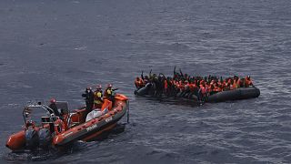 لاجئون ومهاجرون ينتظرون إنقاذهم بعد مغادرة ليبيا في محاولة للوصول إلى الأراضي الأوروبية في 11 نوفمبر 2020.