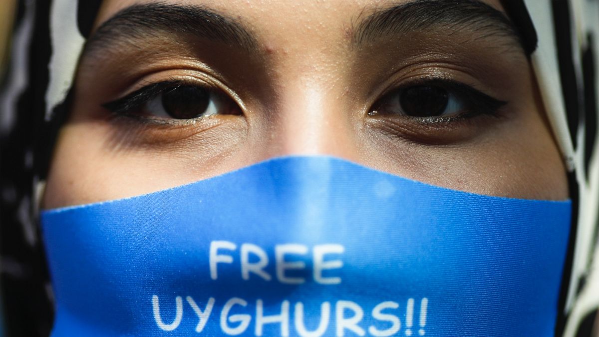 Berlini tüntetés az ujgurok mellett a kínai külügyminiszter 2020-as látogatása alatt