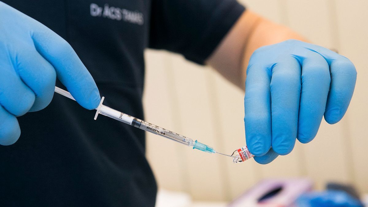 Az orosz Szputnyik V koronavírus elleni védőoltás második adagját készíti elő az oltáshoz Ács Tamás főorvos a kecskeméti Bács-Kiskun Megyei Oktatókórház oltópontján