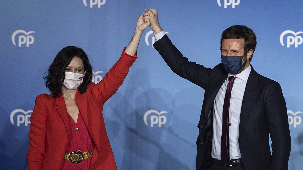 Isabel Díaz Ayuso celebra la victoria junto a Pablo Casado, líder nacional del PP.