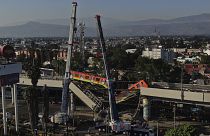 I vagoni della metro 12 di Città del Messico sospesi nel vuoto dopo il crollo di un ponte