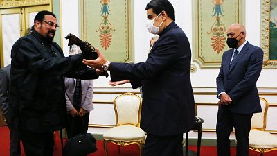  الرئيس الفنزويلي نيكولاس مادورو (في الوسط) وهو يستلم سيف ساموراي من الممثل الأمريكي ستيفن سيغال (إلى اليسار)