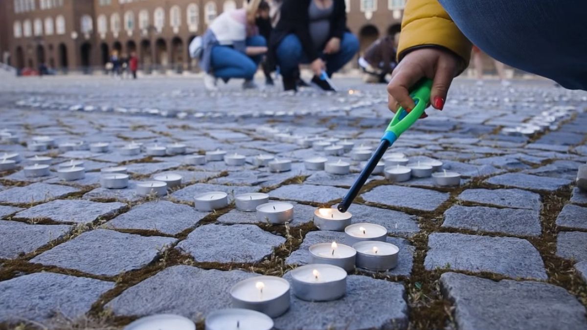 Mécsesgyújtás a koronavírus-járvány áldozatainak emlékére Szegeden
