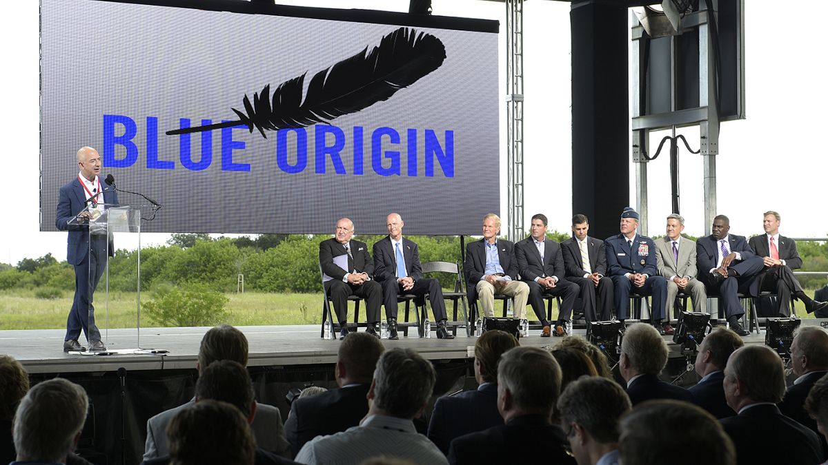 Blue Origin'in kurucusu iş insanı Jeff Bezos, şirketin açılışında konuşma yaparken