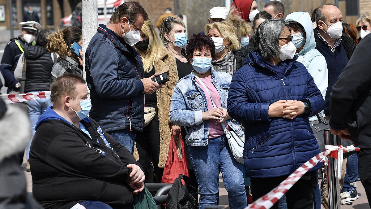 مئات الأشخاص ينتظرون للحصول على لقاح موديرنا في محطة تطعيم متنقلة في كولونيا ، ألمانيا ، يوم الاثنين 3 مايو 2021