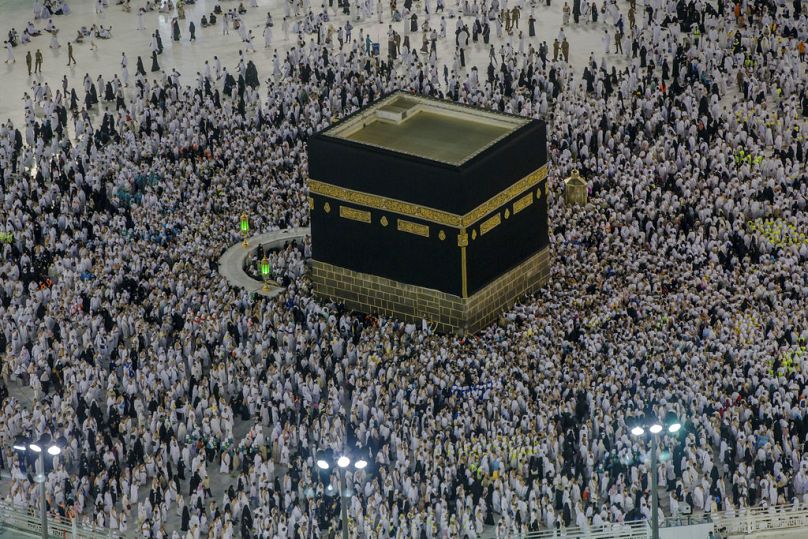 الحجاج المسلمون يطوفون حول الكعبة، بمكة، المملكة العربية السعودية، يوم الثلاثاء 21 أغسطس 2018.