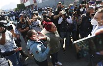 Una mujer exige información a las autoridades sobre el accidente de metro en México