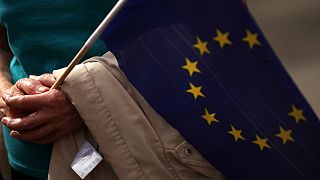 Pro-EU-Demonstrant hält eine EU-Flagge vor einem Treffen mit Juncker und Johnson, 16.09.2019