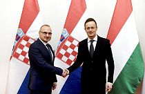 Szijjártó Péter és a horvát külügyminiszter, Gordan Grlic Radman egy 2020-as találkozón kezet fognak.