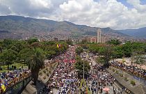 Kolombiya'da çoğunluğu öğrenci binlerce kişi, hükümetin ekonomi uygulamalarına tepki göstermesinin yanı sıra, gösterilerde yaşamını yitirenler nedeniyle polisi protesto etti