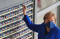 Angela Merkel nimmt ihre Wahlkarte für die Abstimmung im Bundestag