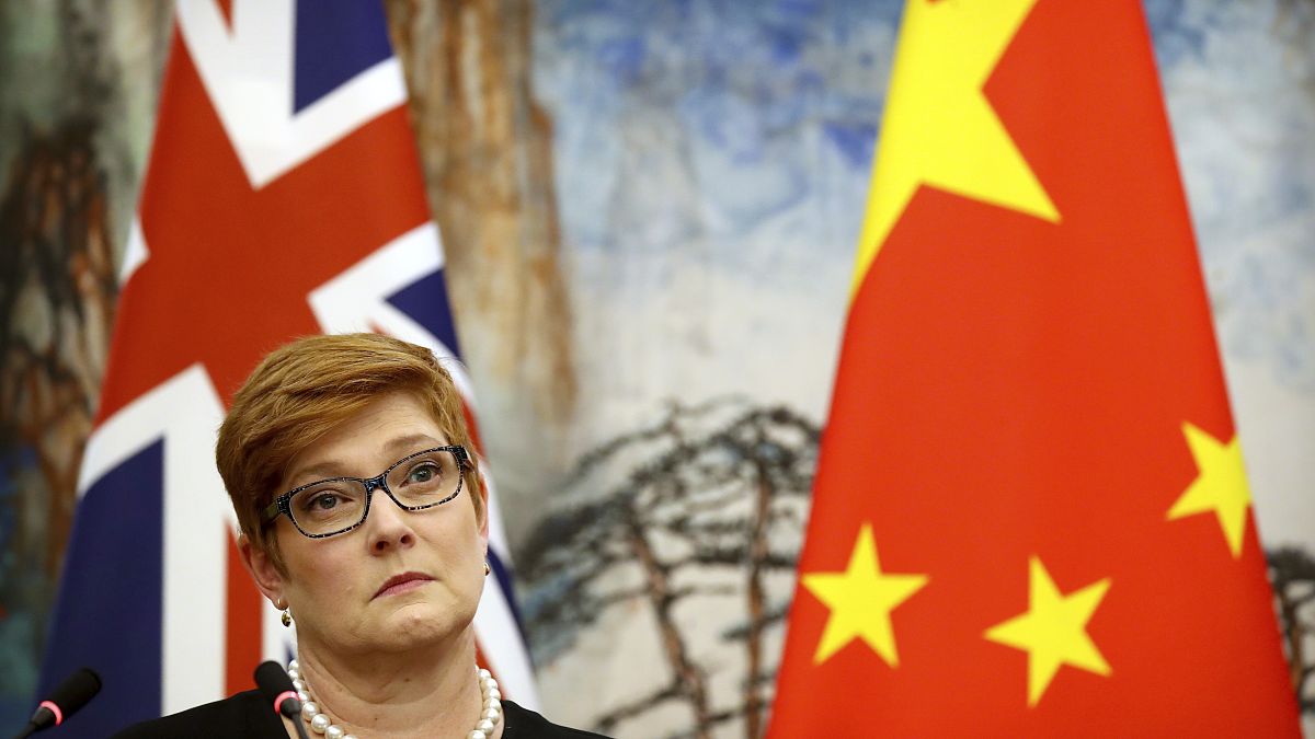 وزيرة الخارجية الأسترالية ماريس باين مستمعة إلى كلمة لنظيرها الصيني (أرشيف) 