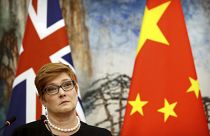 وزيرة الخارجية الأسترالية ماريس باين مستمعة إلى كلمة لنظيرها الصيني (أرشيف)