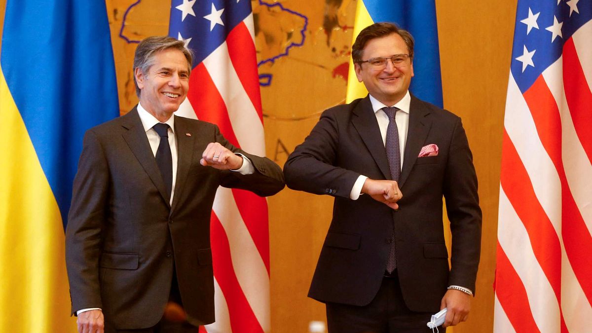 وزير الخارجية الأوكراني دميترو كوليبا (على اليمين) ووزير الخارجية الأمريكي أنتوني بلينكين، خلال لقائهما في كييف في 6 مايو 2021