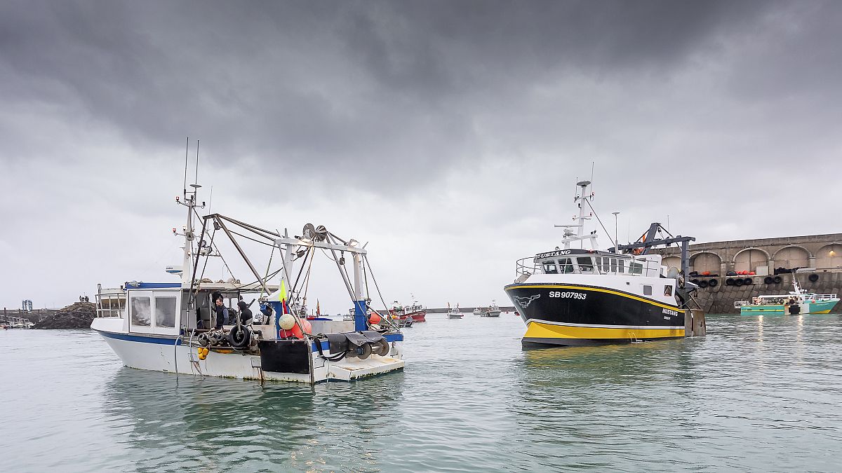 عشرات قوارب الصيد الفرنسية تقف قبالة مرفأ جزيرة جيرسي البريطانية في إطار خلاف على الوصول إلى المياه الغنية بالأسماك والقريبة من الجزيرة