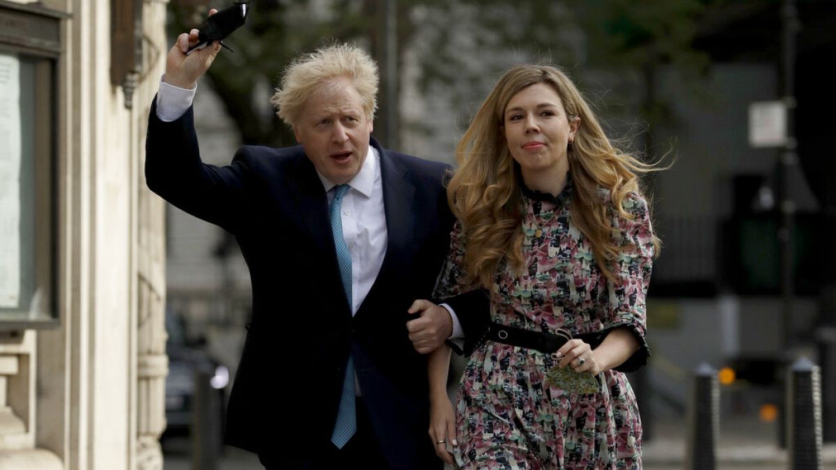 Boris Johnson und Gattin Carrie Symonds auf dem Weg zur Stimmabgabe im Londoner Stadtteil Westminster