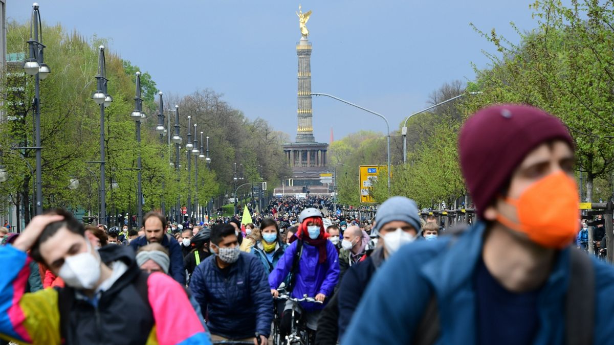 Kerékpáros antikapitalisták maszkban, távolságtartás nélkül Berlinben május 1-én